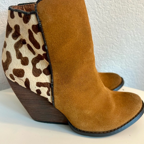 Very Volatile Leopard Calf Hair Leather Ankle Chelsea - Picture 4 of 8